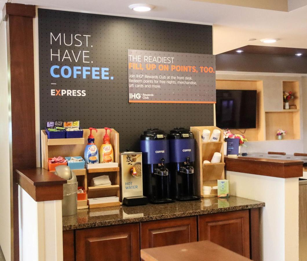 Holiday Inn Express Cedar Rapids - Collins Road By Ihg Dış mekan fotoğraf