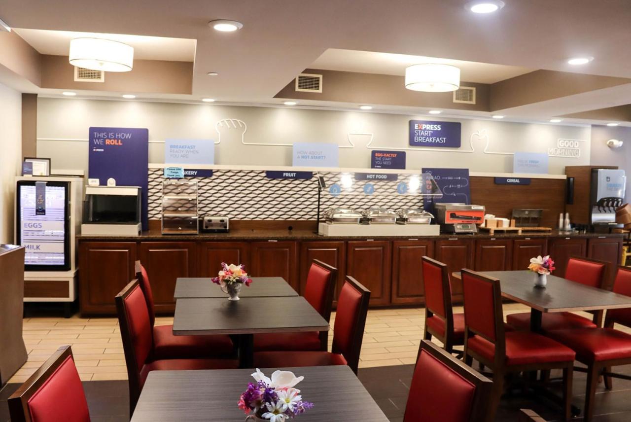 Holiday Inn Express Cedar Rapids - Collins Road By Ihg Dış mekan fotoğraf